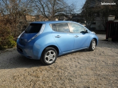 Nissan Leaf bleue