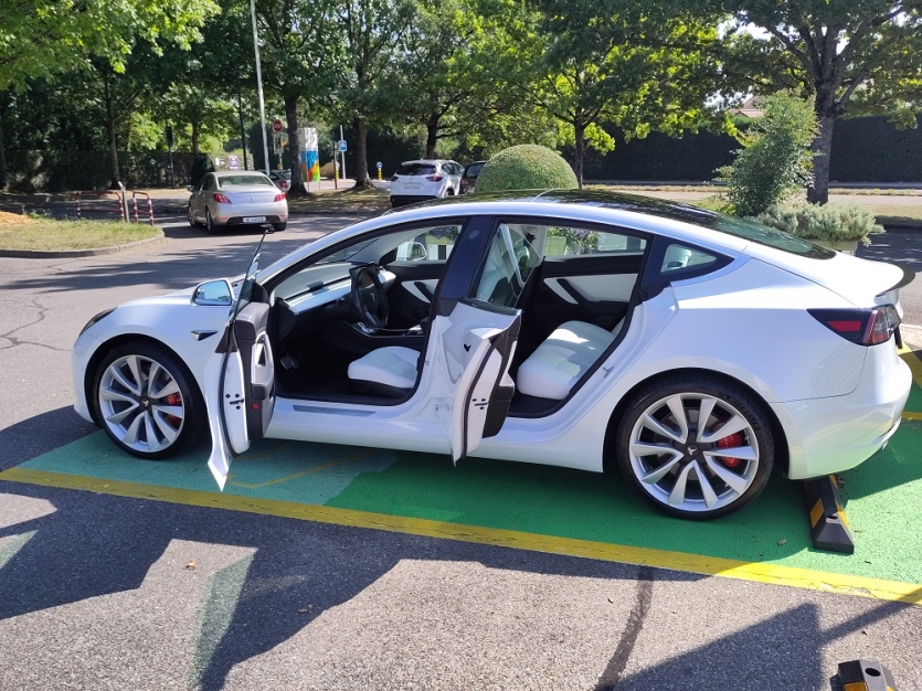 Tesla Model 3 Performance AWD - blanche métalisée -