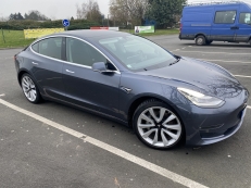 Tesla Model 3, grande autonomie, 2 moteurs, 4 roues motrices