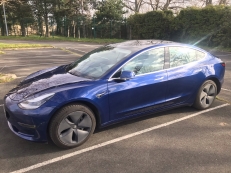 tesla Model 3 SR+ bleu/blanc