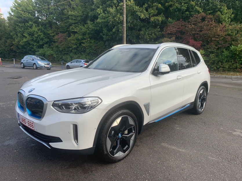 BMW IX3 blanche IMPRESSIVE